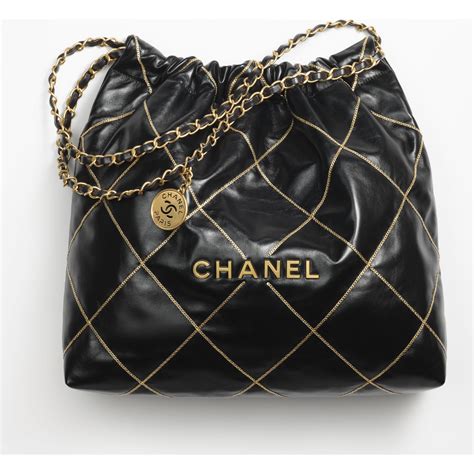 Chanel 22 迷你手袋, 亮面小牛皮与金色金属, 黑 — 精品